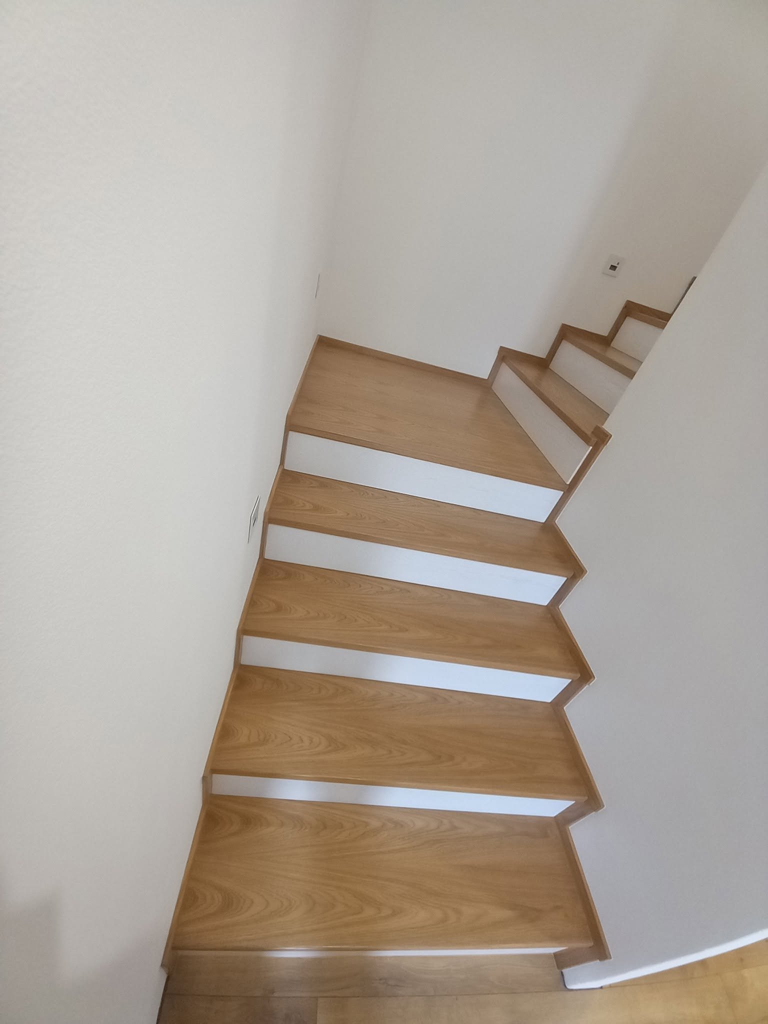 Drevené schodisko č. 33 — Drevené schodisko na mieru