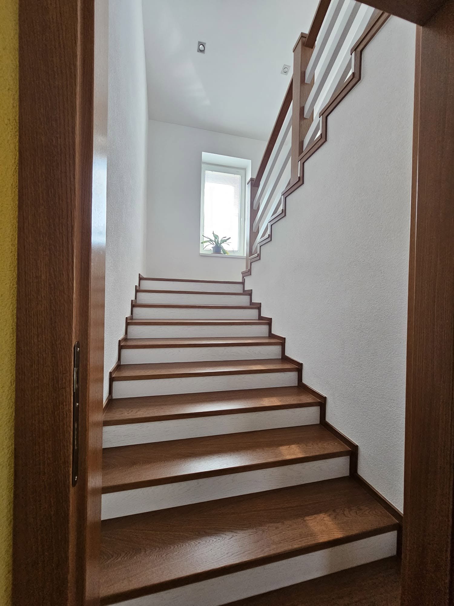 Drevené schodisko č. 45 — Drevené schodisko na mieru