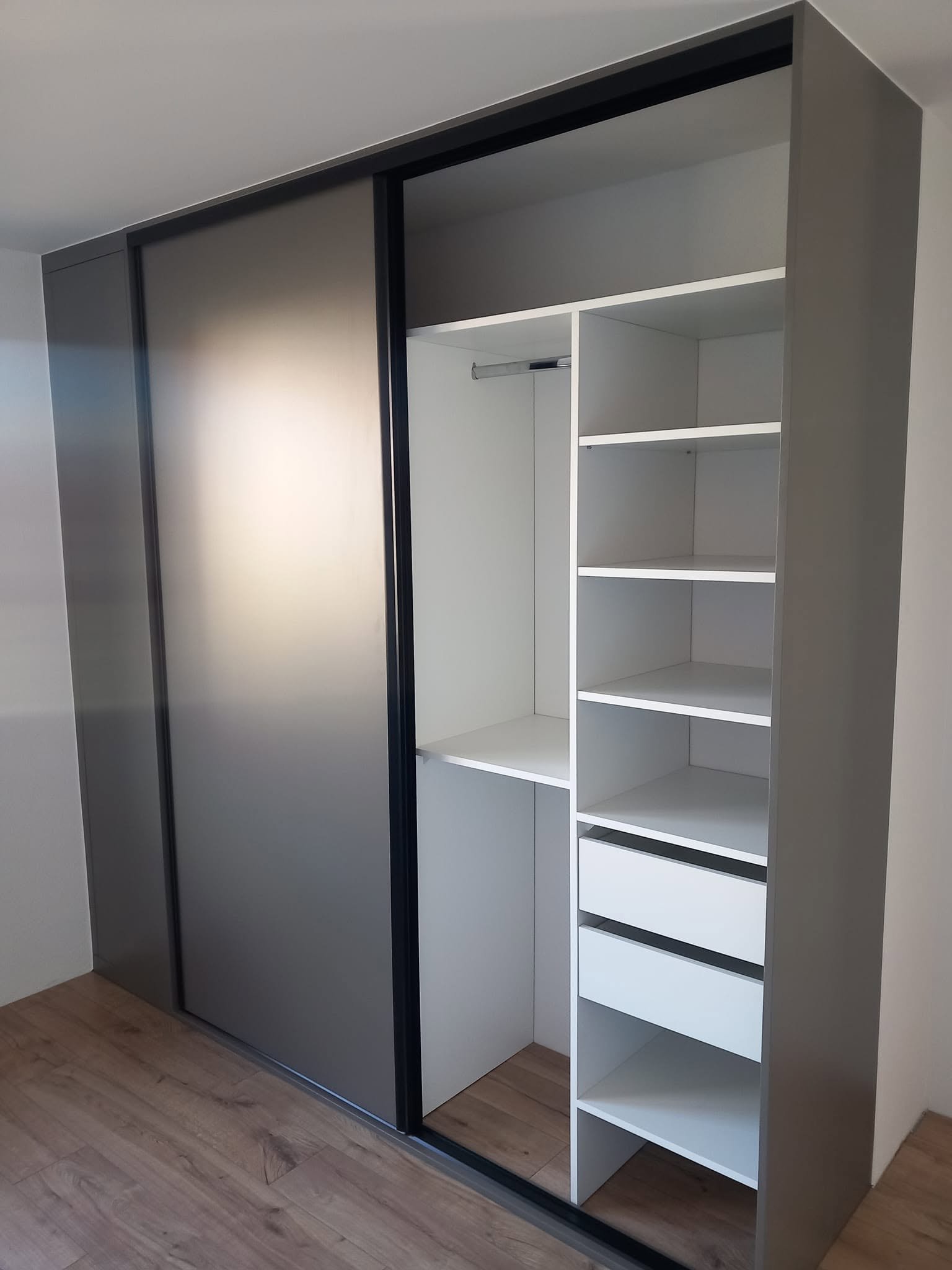 Vstavaná skriňa č. 1 — Vstavaná skriňa a šatník na mieru