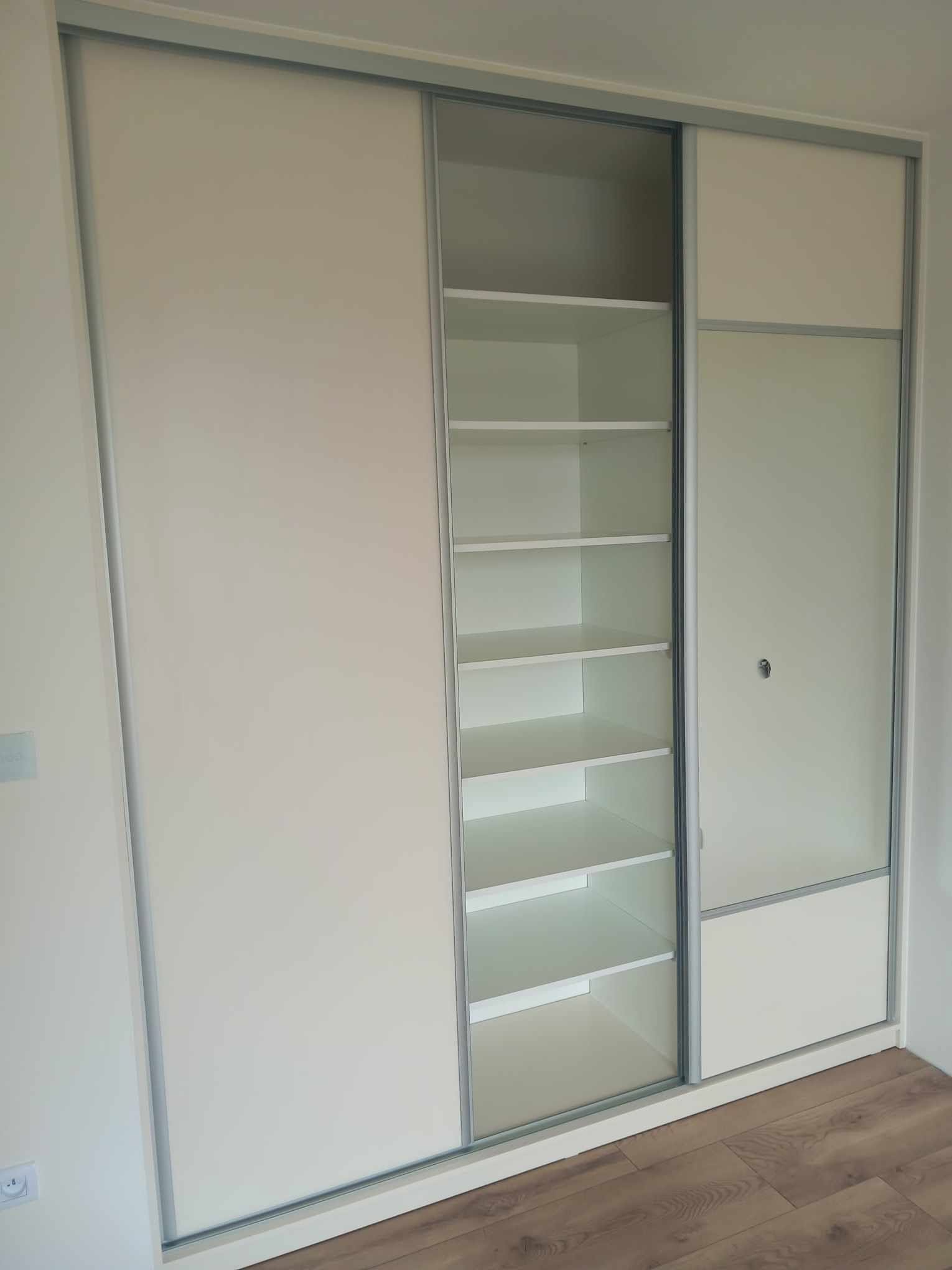 Vstavaná skriňa č. 109 — Vstavaná skriňa a šatník na mieru