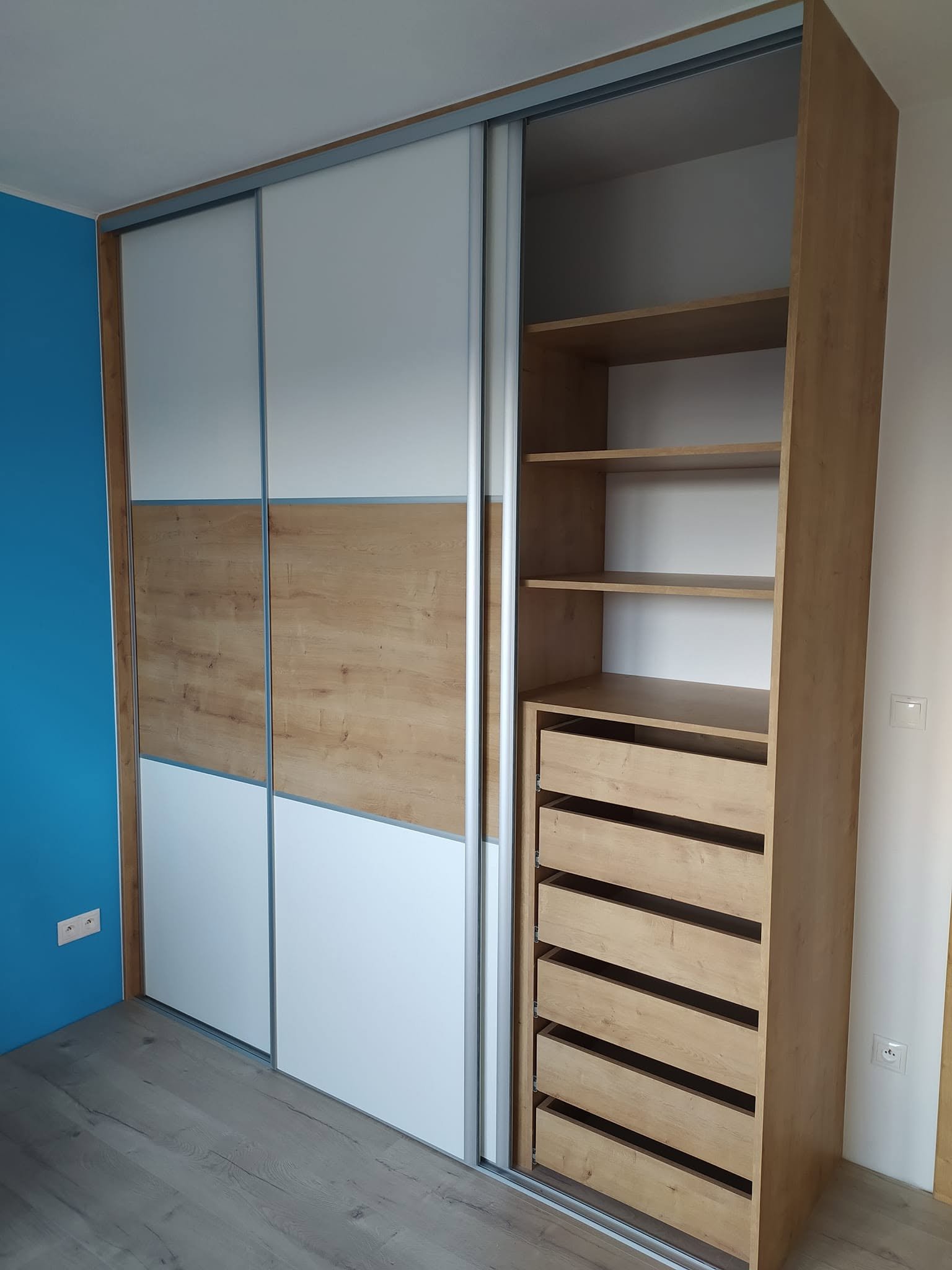 Vstavaná skriňa č. 12 — Vstavaná skriňa a šatník na mieru