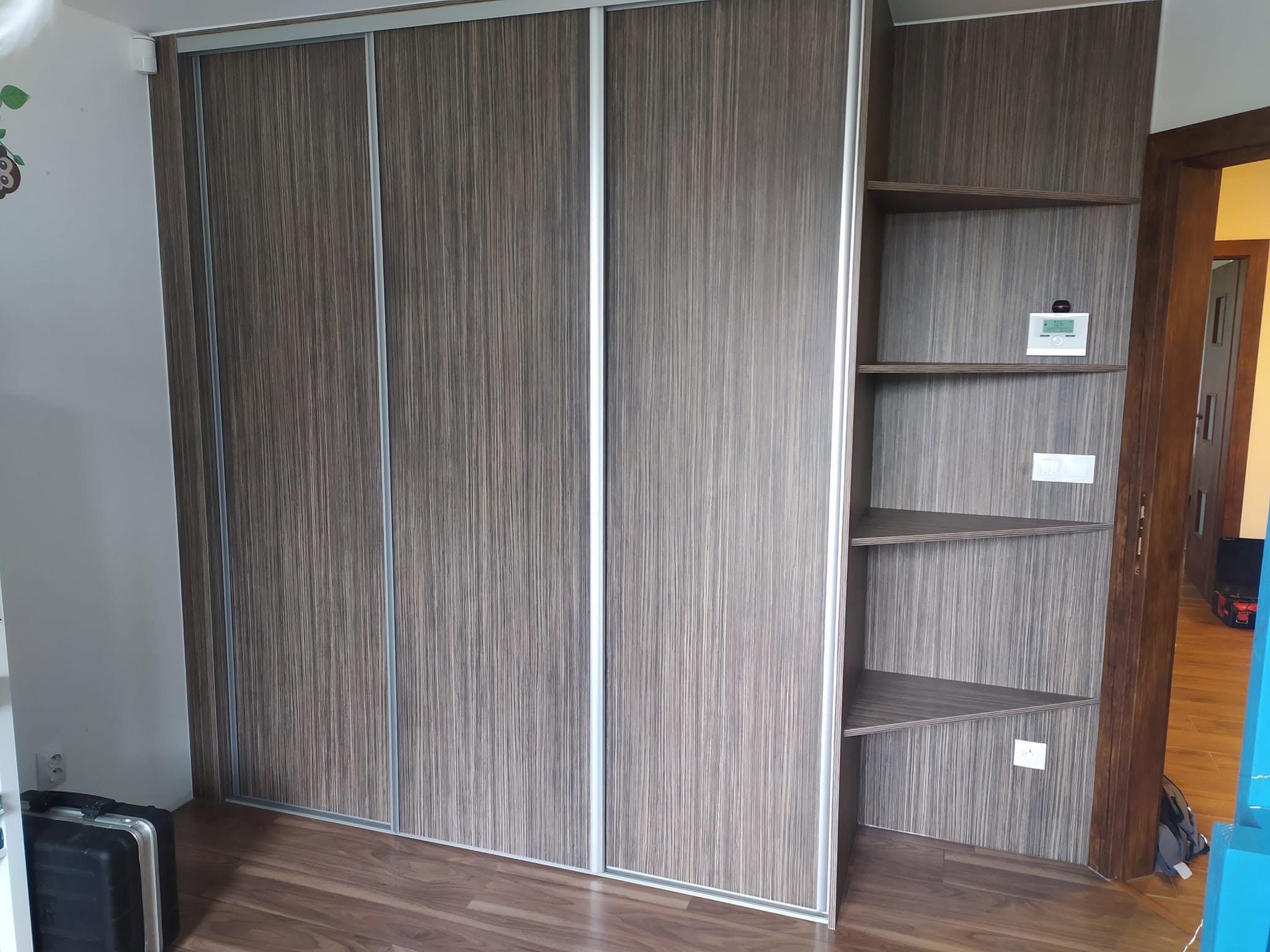 Vstavaná skriňa č. 128 — Vstavaná skriňa a šatník na mieru