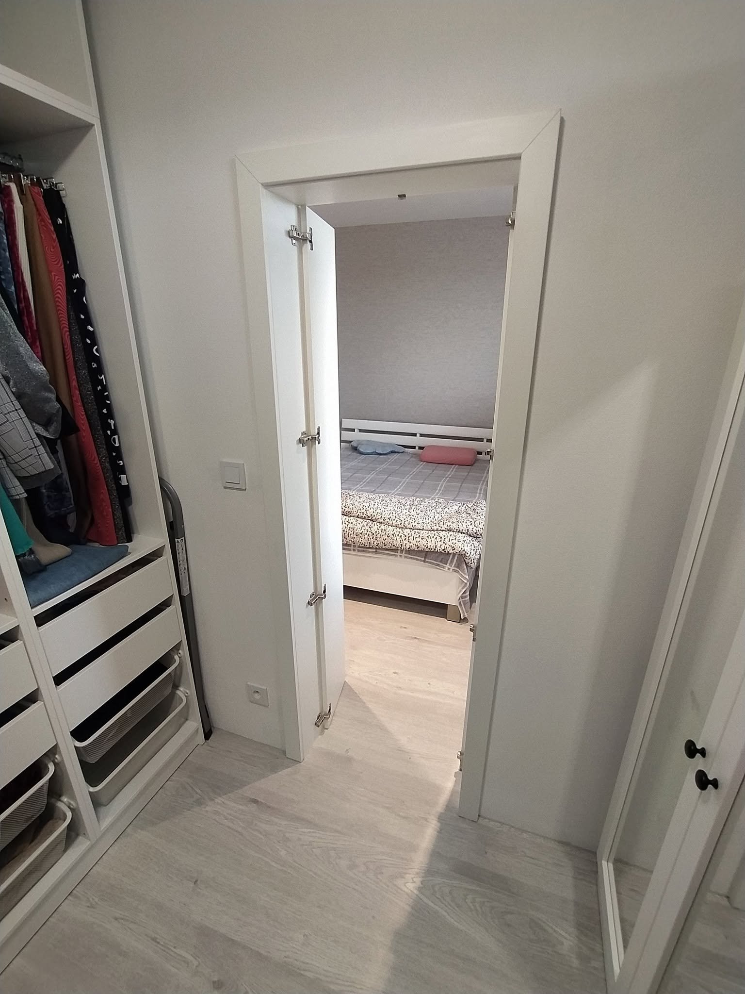 Vstavaná skriňa č. 136 — Vstavaná skriňa a šatník na mieru