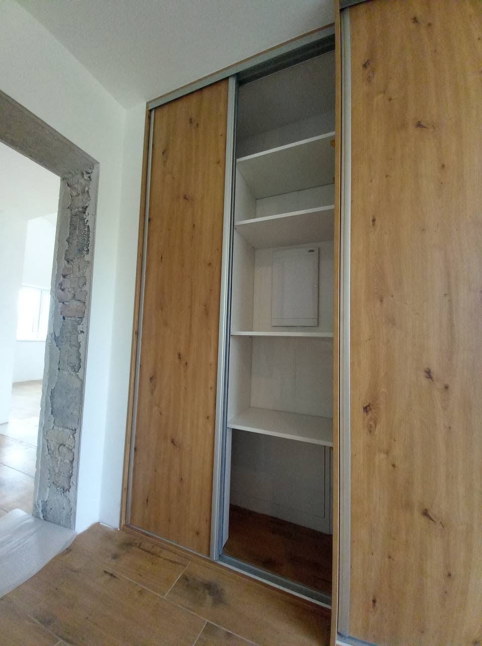 Vstavaná skriňa č. 19 — Vstavaná skriňa a šatník na mieru