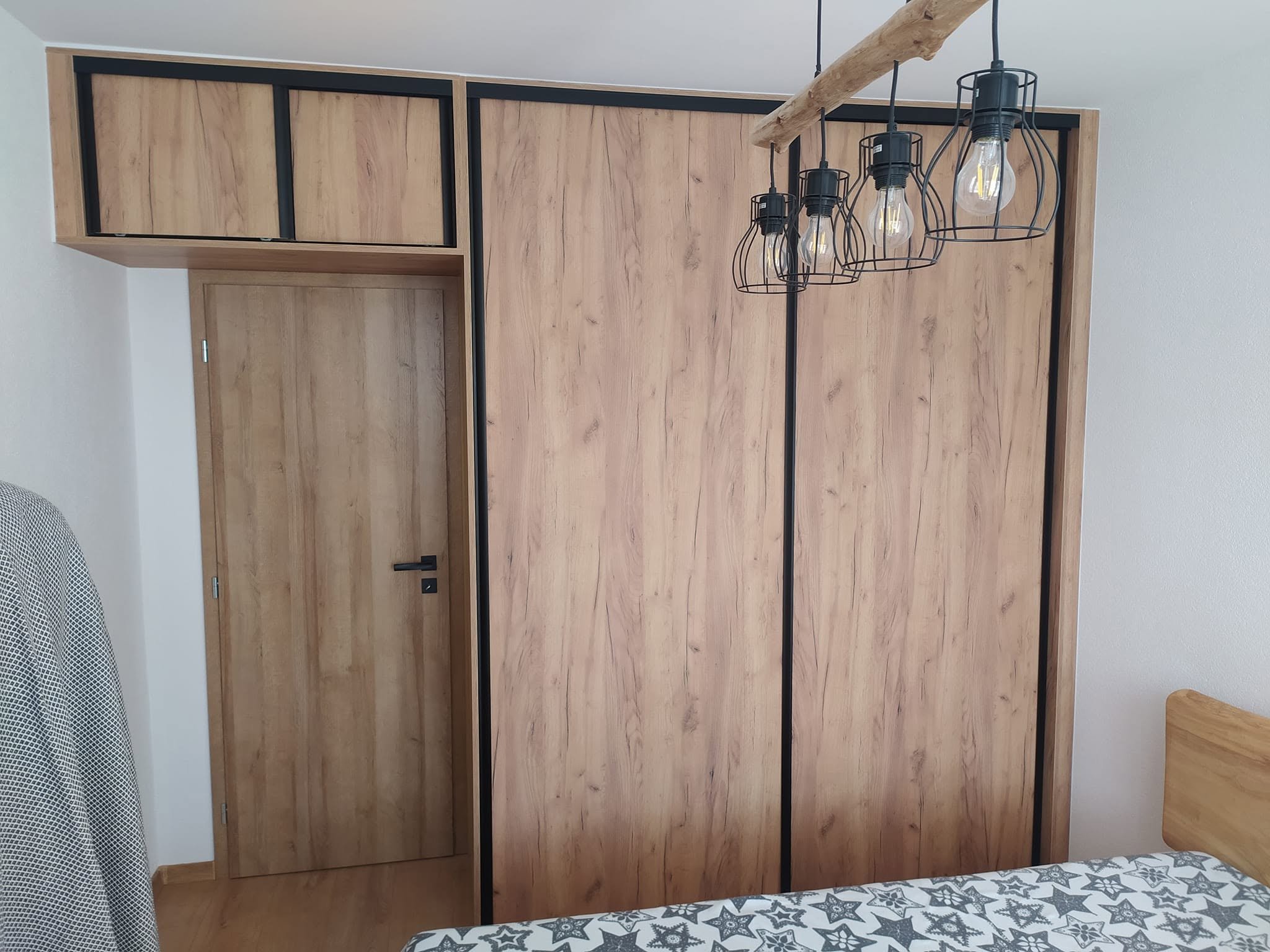 Vstavaná skriňa č. 28 — Vstavaná skriňa a šatník na mieru