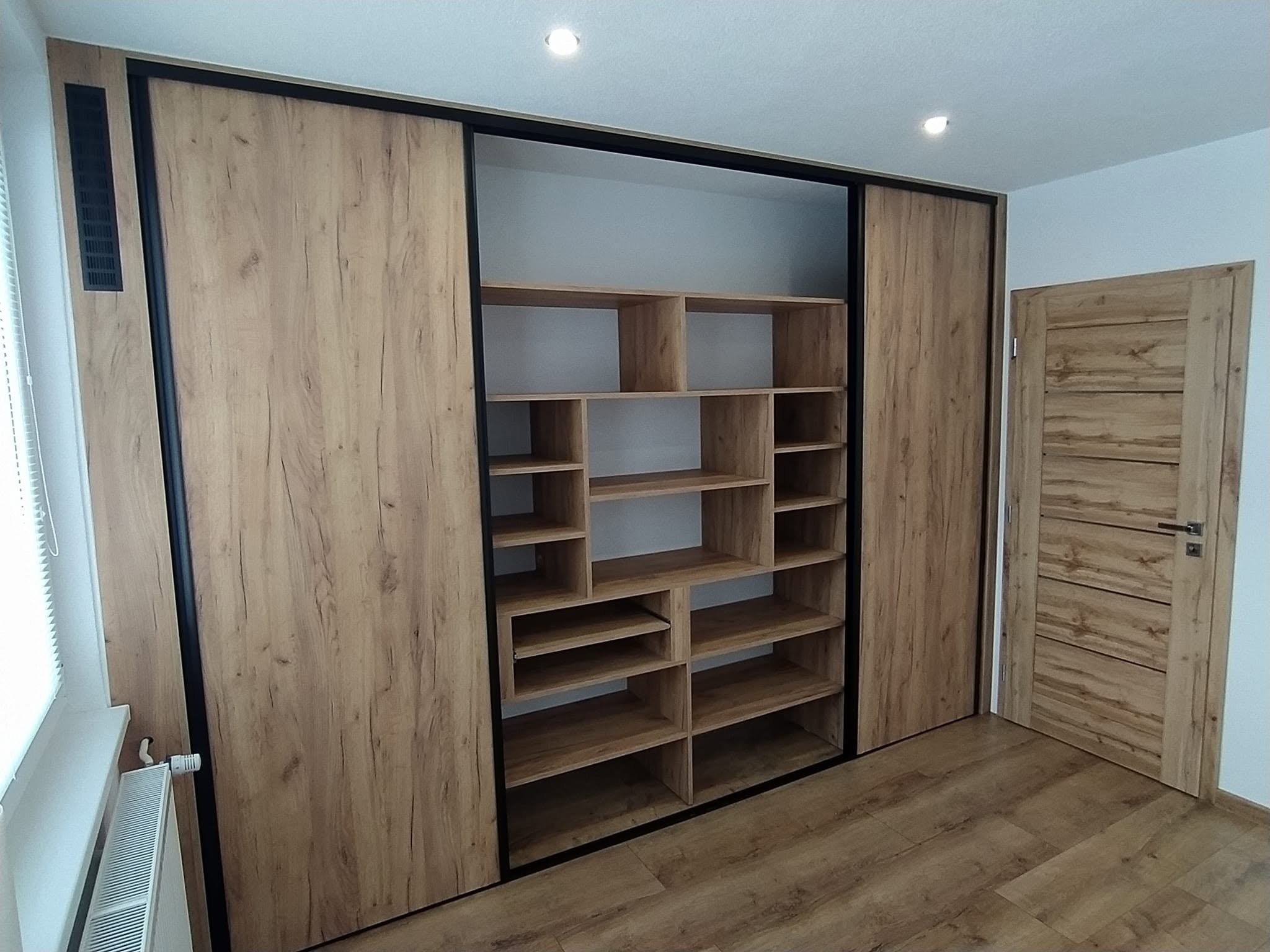 Vstavaná skriňa č. 37 — Vstavaná skriňa a šatník na mieru