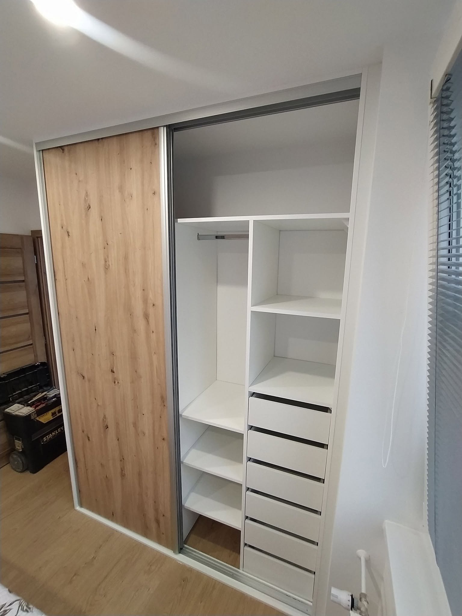 Vstavaná skriňa č. 44 — Vstavaná skriňa a šatník na mieru