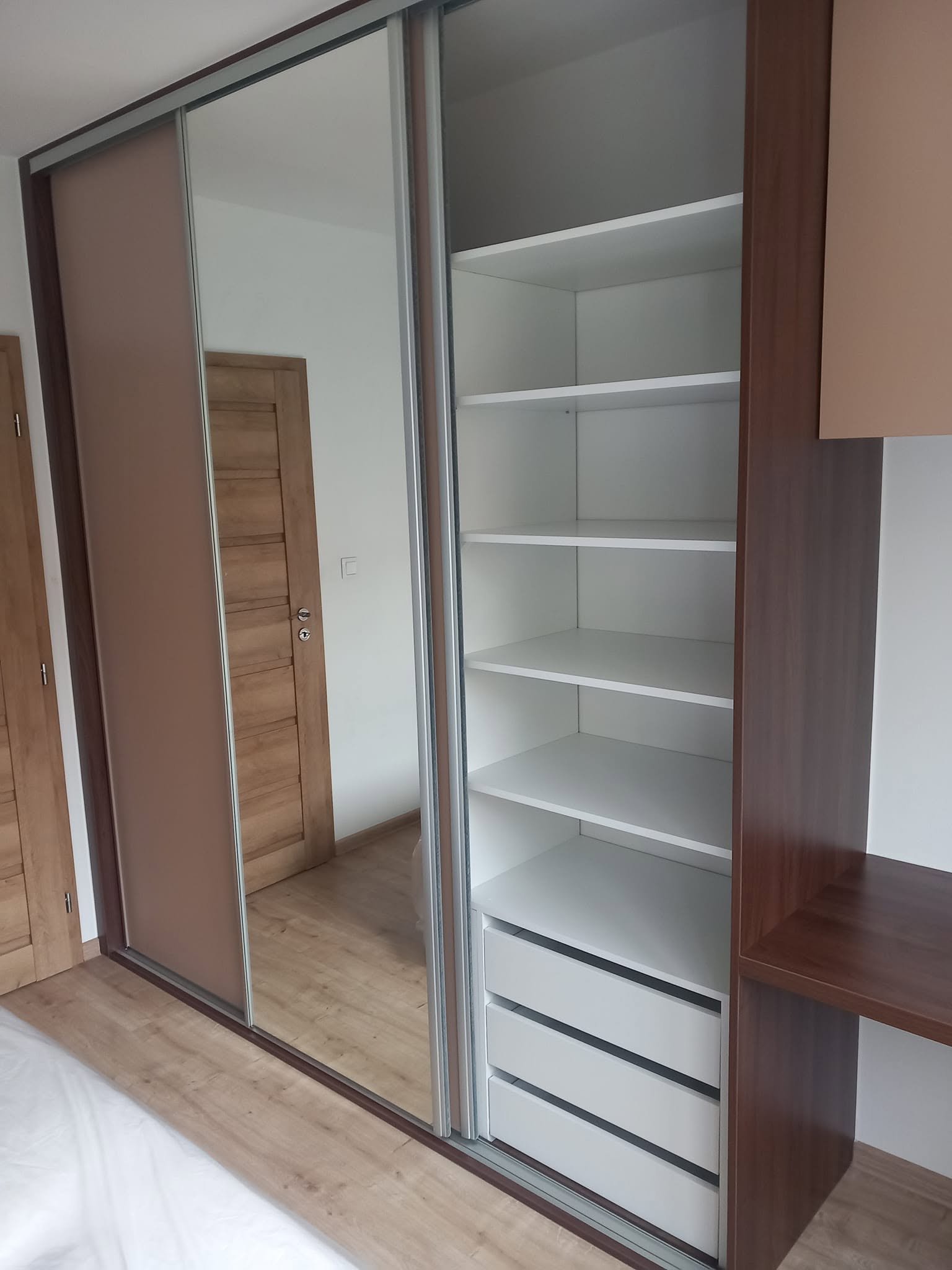 Vstavaná skriňa č. 8 — Vstavaná skriňa a šatník na mieru