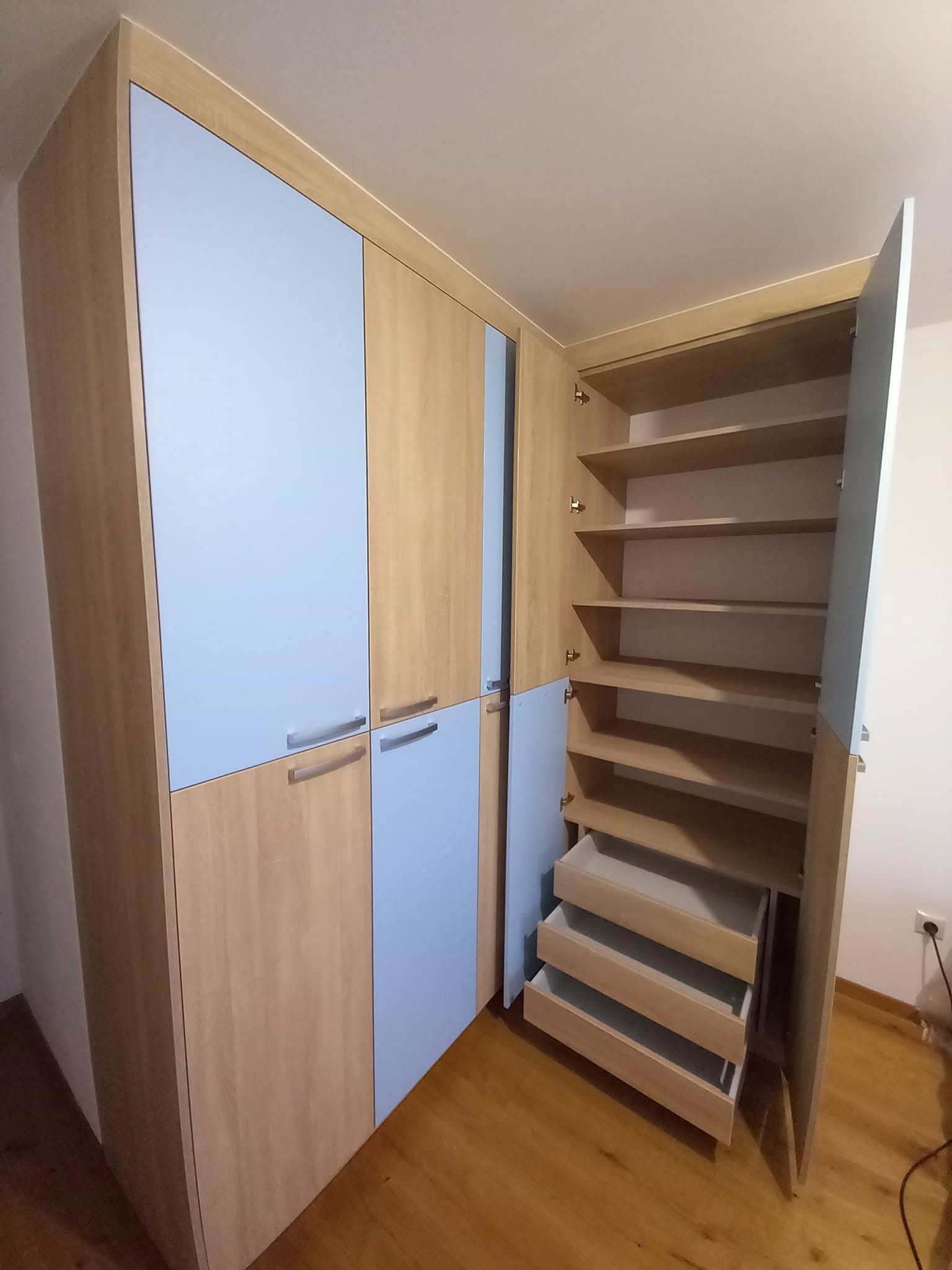 Vstavaná skriňa č. 84 — 2