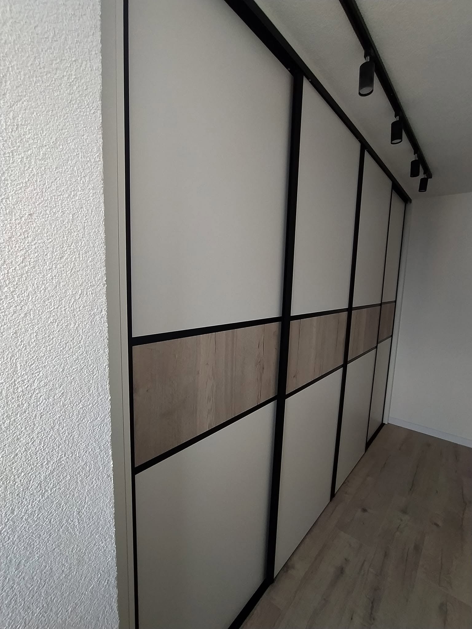 Vstavaná skriňa č. 89 — Vstavaná skriňa a šatník na mieru