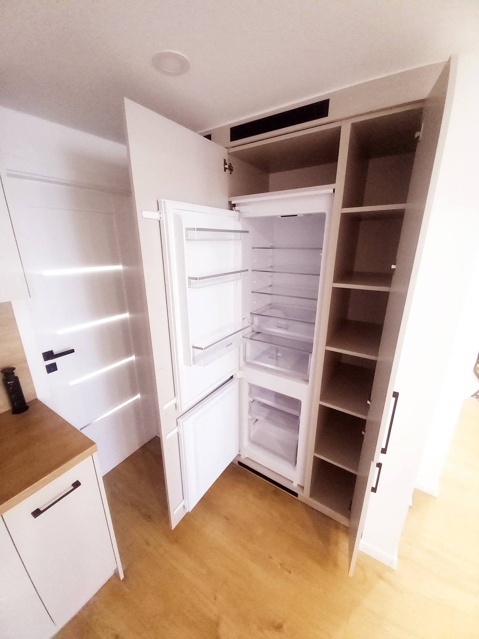 Vstavaná skriňa č. 90 — Vstavaná skriňa a šatník na mieru