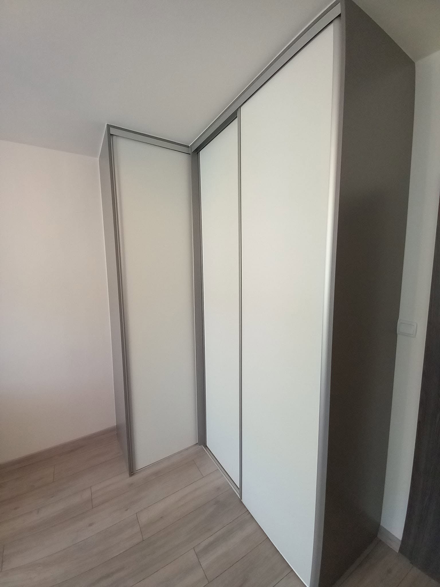 Vstavaná skriňa č. 95 — Vstavaná skriňa a šatník na mieru