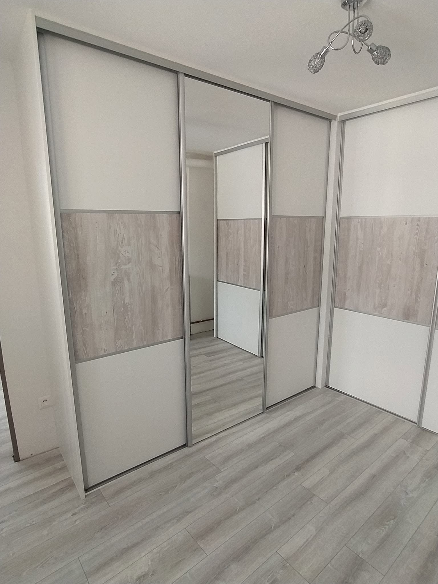 Vstavaná skriňa č. 97 — Vstavaná skriňa a šatník na mieru